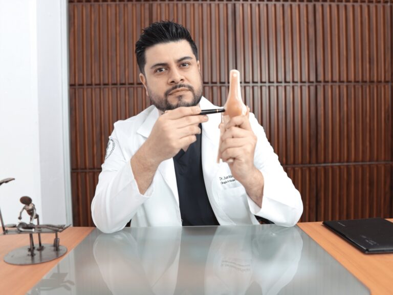 DOCTOR SEÑALANDO ARTICULACION
